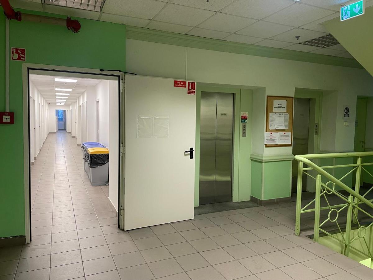 The College Group Hostel Budapest Exteriör bild